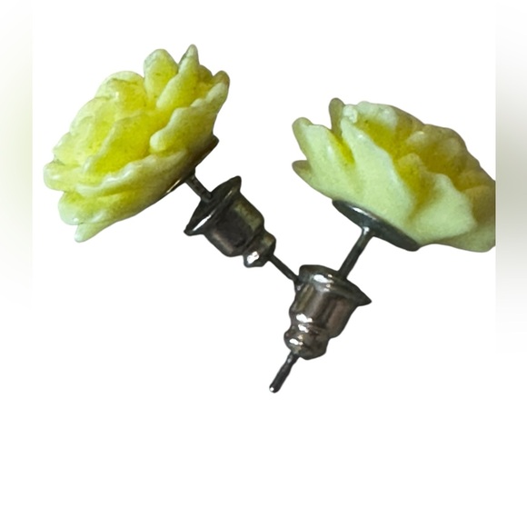 Adorable Vintage Yellow Floral Dainty Earrings Pierced - Picture 8 of 12
